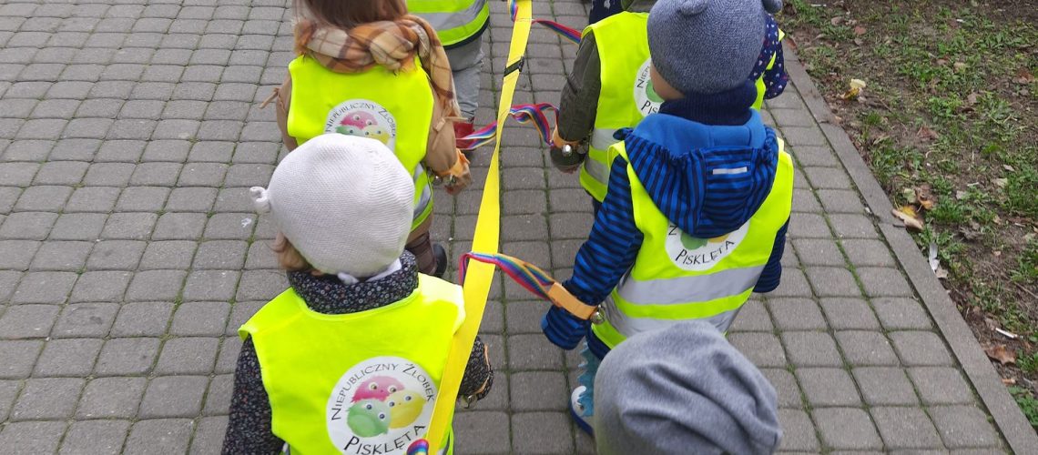 Dzieci na spacerze z opiekunką - Stanowczość bezpieczeństwo zaufanie żłobek warszawa wola bemowo