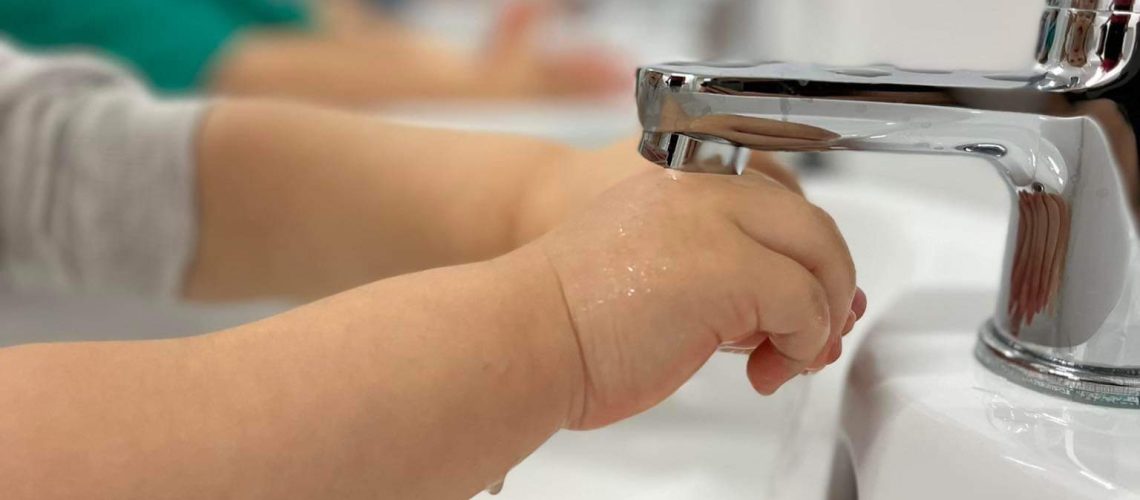 Dziecko myjące ręce - samodzielność dziecka rytm dnia dwujęzyczny żłobek warszawa wola bemowo